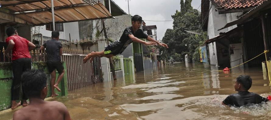 Las lluvias de la noche desbordaron más ríos en la región de Yakarta a partir...