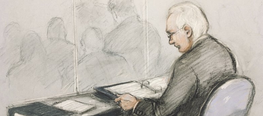 El abogado Edward Fitzgerald dijo a una jueza que el tratamiento a Assange en la prisión...