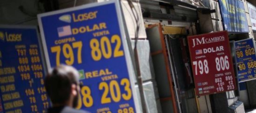 El peso colombiano retrocedió un 0,61% a su cierre más bajo en casi tres meses,...