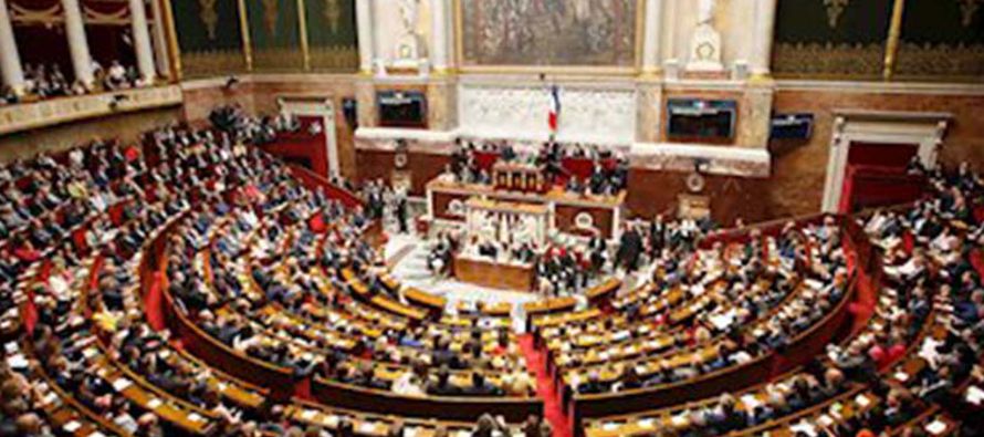 El gobierno de Francia recurrió el sábado a un poder especial raramente usado para...