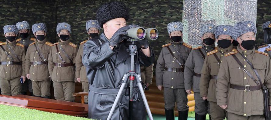 Corea del Norte lanzó el lunes dos proyectiles no identificados hacia el mar en...
