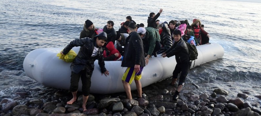 La muerte del niño, reportada por la Guardia Costera griega, fue la primera desde que miles...