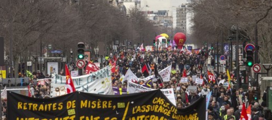 Miles de personas salieron a las calles en París y otras ciudades para denunciar el plan...