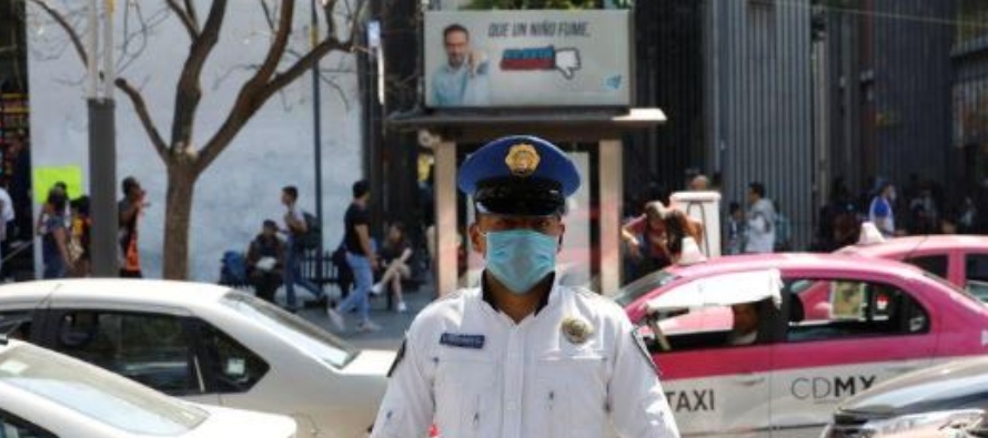 Imagen de archivo. Un policía usa una máscara protectora luego que el gobernador del...