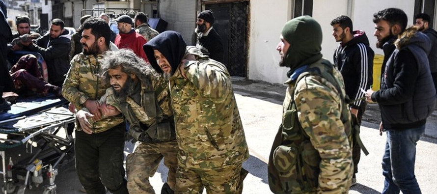 Turquía ha enviado miles de tropas a la zona para apoyar a insurgentes sirios atrincherados...