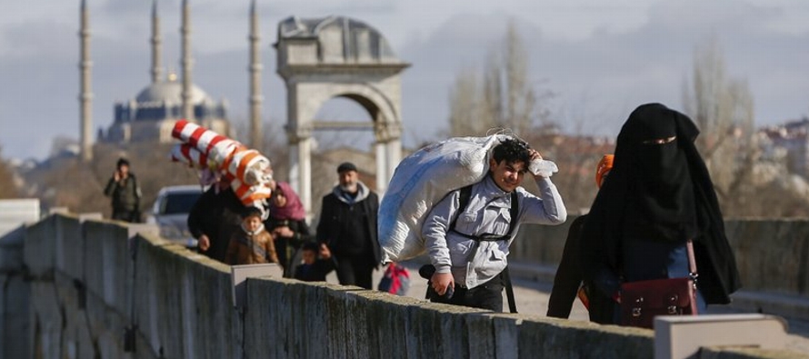 Miles de migrantes y refugiados han intentado cruzar de Turquía a Grecia por tierra y por...