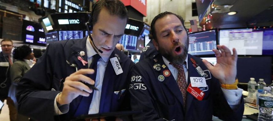 La interrupción temporal de la actividad fue detonada por caídas del Dow Jones y el...