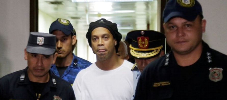 Ronaldinho y su hermano Roberto de Assis Moreira fueron arrestados la noche del viernes en un hotel...