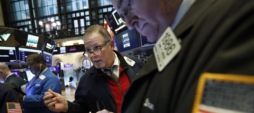 Siendo las 12:57 de la tarde, el índice S&P 500 se hundía 154 unidades (5,6%) a...