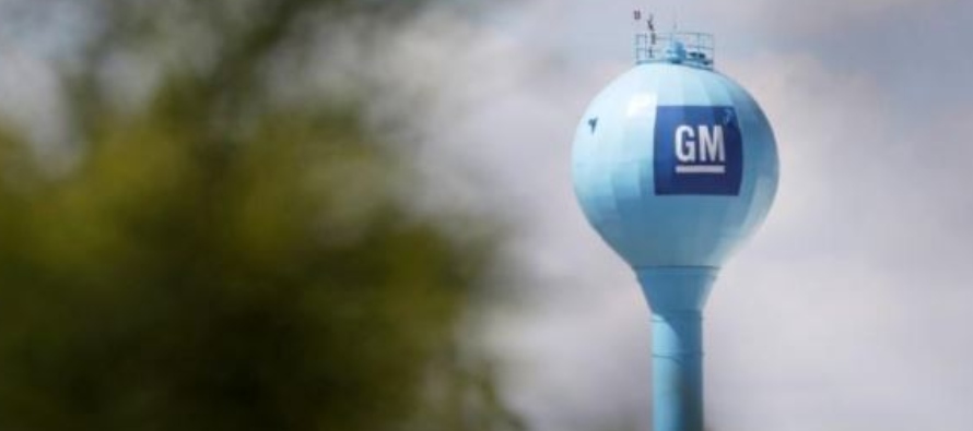 El logotipo de GM se aprecia en la planta de ensamblaje de General Motors en Ramos Arizpe, estado...