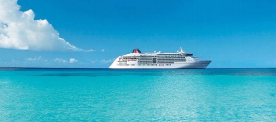 El crucero MS Europa, con bandera de Bahamas, llegó a México con pasajeros de la...