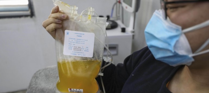 El doctor Zhou Min, un paciente recuperado del COVID-19, dona plasma en el banco de sangre en...