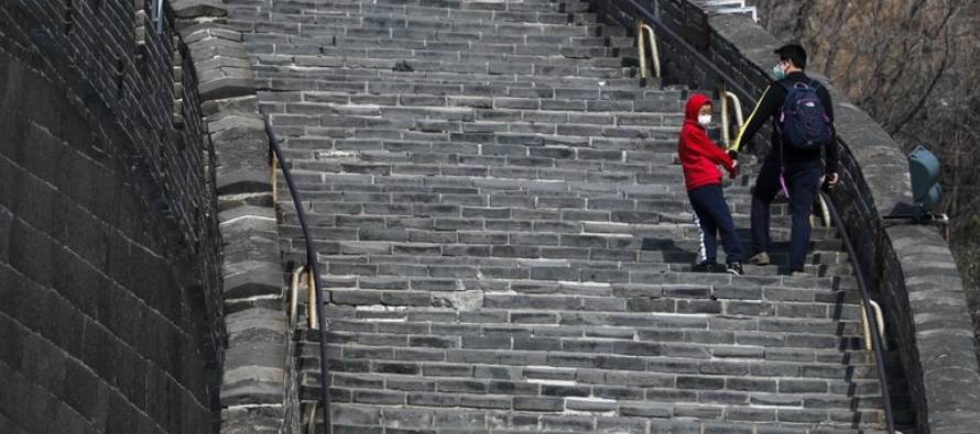 Mientras el número de contagios comunitarios domésticos ha disminuido, China ahora se...
