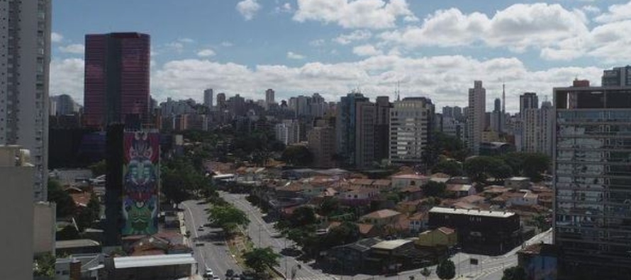 En Brasil, el real sumaba un 0,64%, mientras que el índice de acciones Bovespa subía...