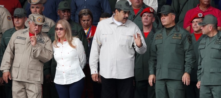 Los militares han sido una pieza clave en el mantenimiento en el cargo de Maduro, que siguiendo el...
