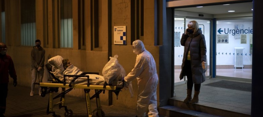 Un paciente con COVID-19 es transferido de un hospital de Barcelona a una ambulancia el viernes 27...