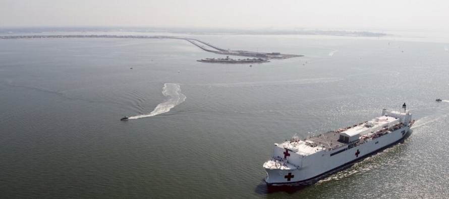 El buque USNS Comfort, que también fue despachado a Nueva York tras los ataques terroristas...