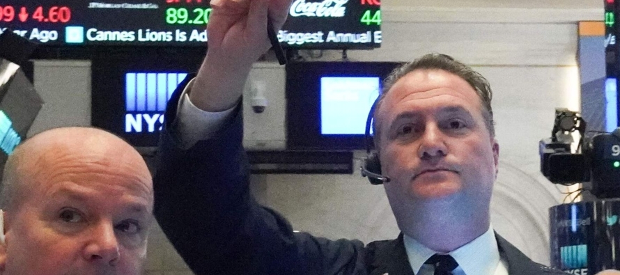 A primera hora de la tarde, el S&P subía un 2,4% y el Dow Jones, un 2,3%. Repuntes en...