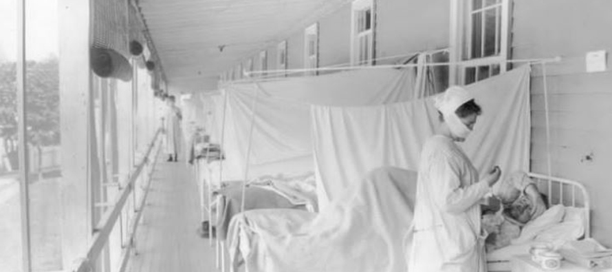 Una enfermera cuida de un paciente en el hospital Walter Reed de Washington durante la epidemia de...