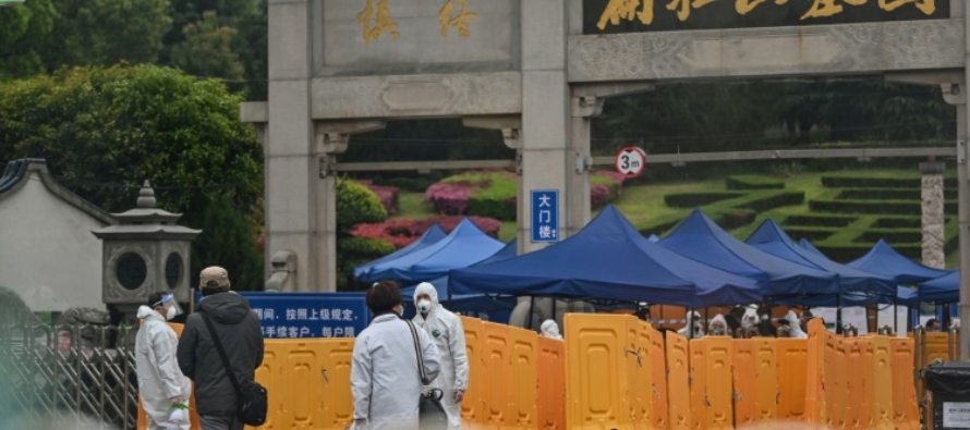 Con la reapertura gradual de Wuhan, sus residentes han tenido una primera oportunidad de enterrar a...