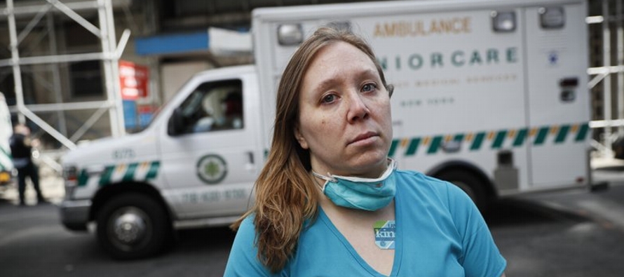 En Nueva York, más de 80,000 personas se han ofrecido como voluntarios médicos,...