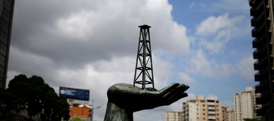 Más del 90% de los ingresos de Venezuela proceden de la venta de crudo y con esa extrema...