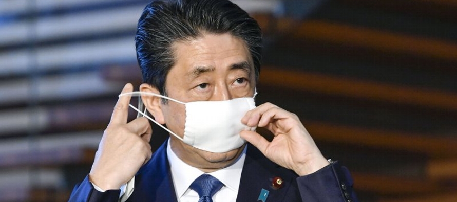 Abe dijo también a la prensa que su gobierno lanzaría un paquete de estímulo...