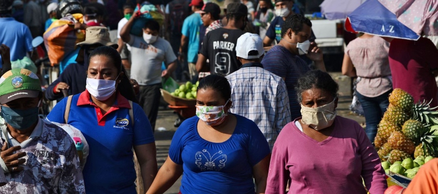 Habitantes de Tegucigalpa, Honduras circulan por un mercado local.ORLANDO SIERRA / AFP