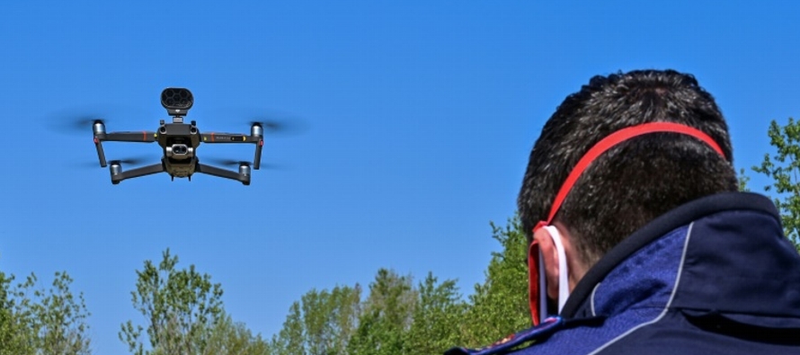 El uso de drones para vigilar a la población se ha generalizado a medida que la pandemia se...
