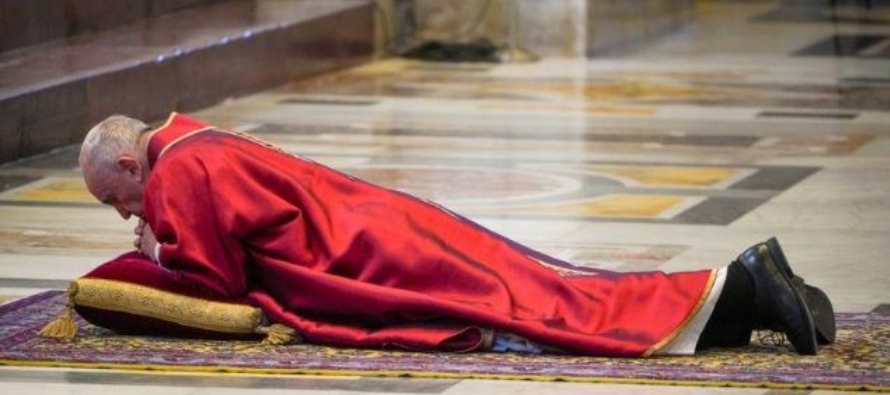 El servicio del Viernes Santo es uno de los inusuales momentos en los que el Pontífice no...