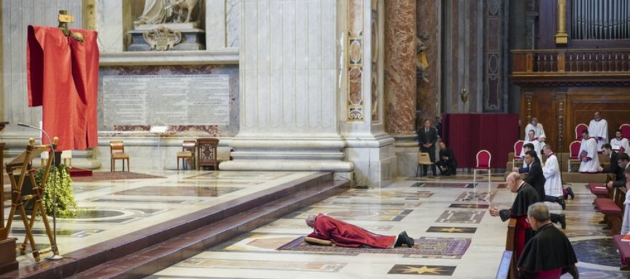 El papa Francisco se postra en oración antes de celebrar la Misa por la Pasión de...