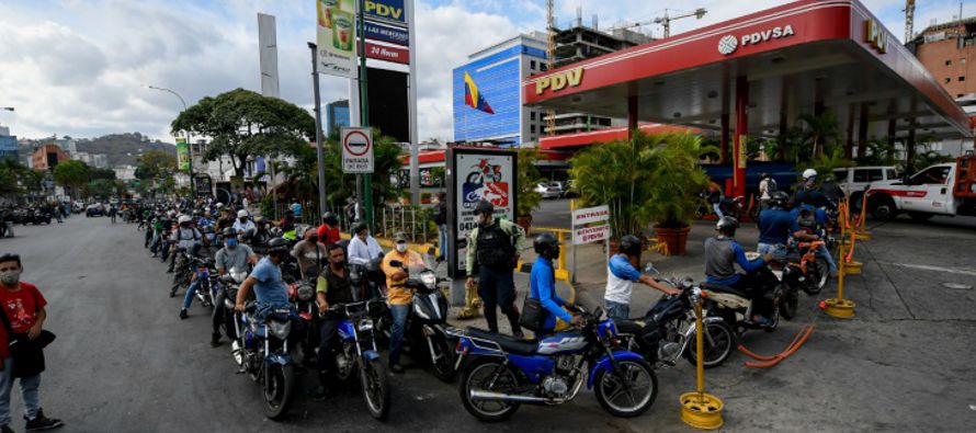 Venezuela se está quedando sin gasolina en una "tormenta perfecta", con desplome...
