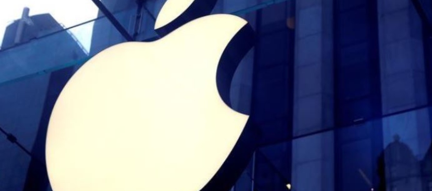 Foto de archivo del logo de Apple Inc. en la entrada de una tienda en Manhattan, Nueva York. Oct...