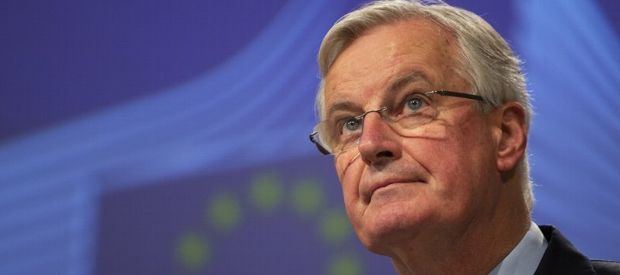 Los principales negociadores Michel Barnier, para la UE, y David Frost, para Gran Bretaña,...