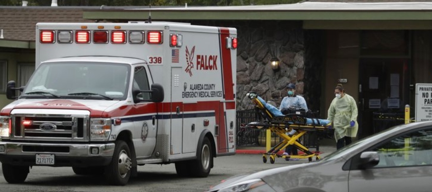 Foto tomada el 9 de abril de 2020 de una ambulancia atendiendo a una persona enferma en el Gateway...