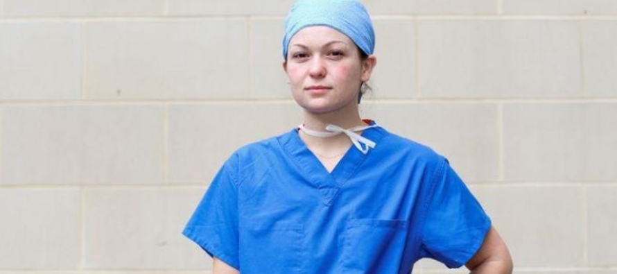 Julia Trainor, de 23 años, enfermera que cuida a pacientes con COVID-19 en una unidad de...