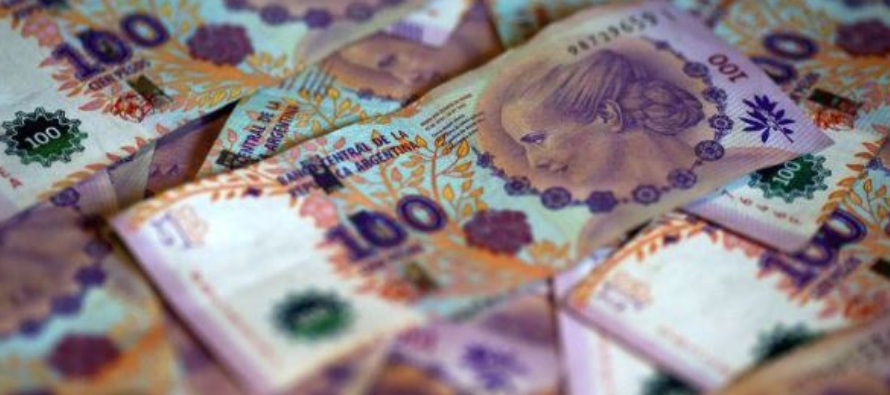 FOTO DE ARCHIVO: Imagen que muestra billetes de 100 pesos argentinos. 3 de septiembre de 2019....