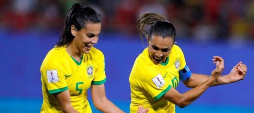 FOTO DE ARCHIVO. Marta, delantera de Brasil, celebra tras marcar el primer gol ante Italia junto a...