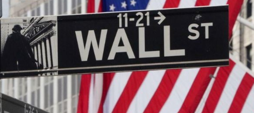 FOTO DE ARCHIVO. Una señal de Wall Street frente al edificio de la bolsa de Nueva York en...