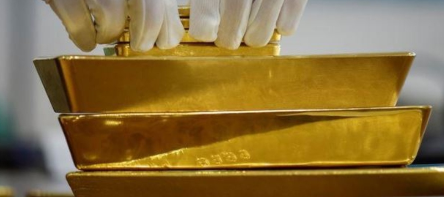 FOTO DE ARCHIVO. Un trabajador ordena barras de oro en el Banco Nacional de Kasajistán, en...