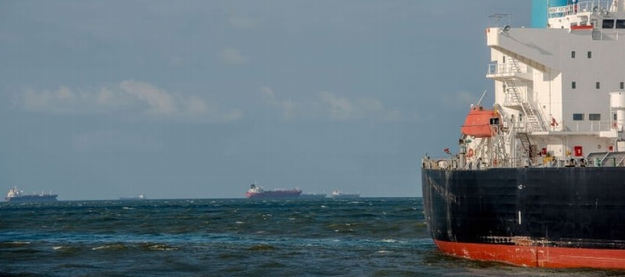 En total, 56 tanqueros cargados con combustible esperan ingresar a los puertos mexicanos, de los...