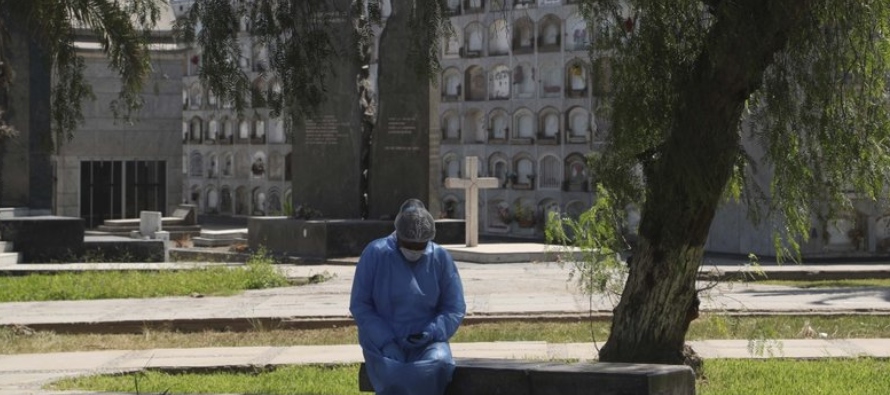 Un trabajador crematorio toma un descanso dentro del cementerio El Ángel en Lima,...