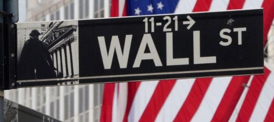 FOTO DE ARCHIVO. Una señal de Wall Street frente al edificio de la bolsa de Nueva York en...