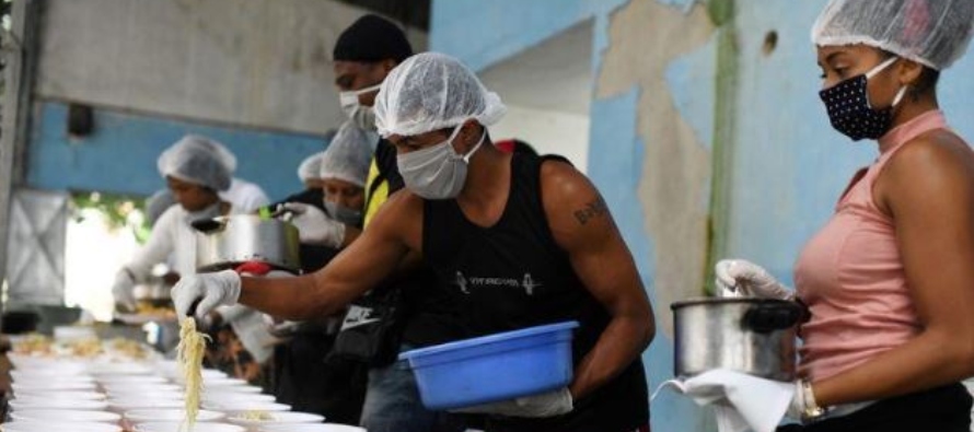 Los confinamientos han arrasado los ingresos de los pobres en Brasil, dejando a muchos de los 38...