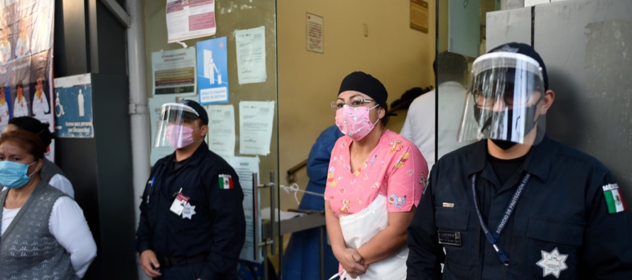 México, con cerca de 8,800 casos y 712 muertes, ha recomendado a la población que se...