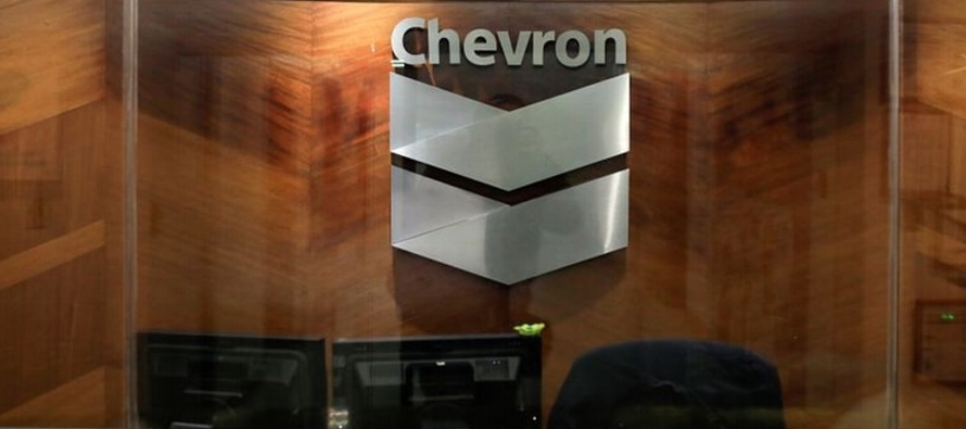 El Departamento del Tesoro impuso el martes nuevas restricciones a las empresas mixtas de Chevron...