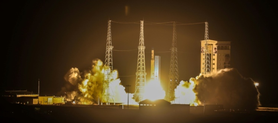 El satélite, lanzado desde el desierto de Markazi (centro), fue puesto en órbita a...