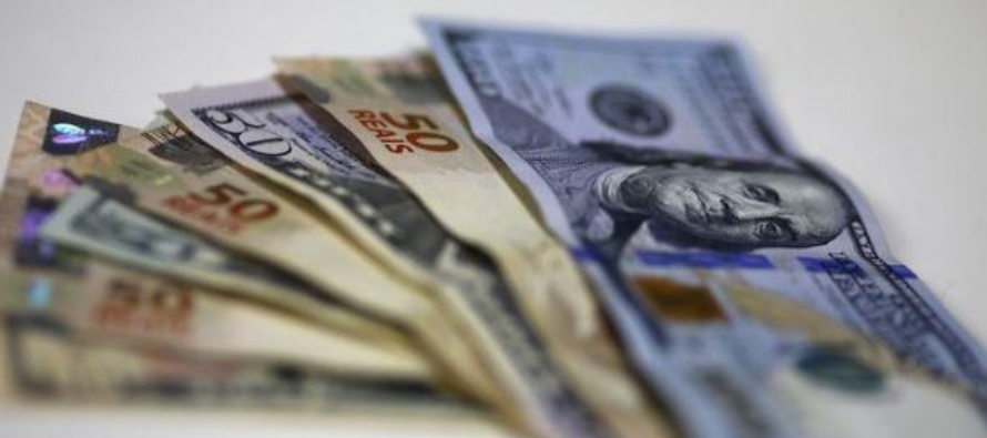 FOTO DE ARCHIVO. Billetes de real brasileño y dólar estadounidense se ven en una...