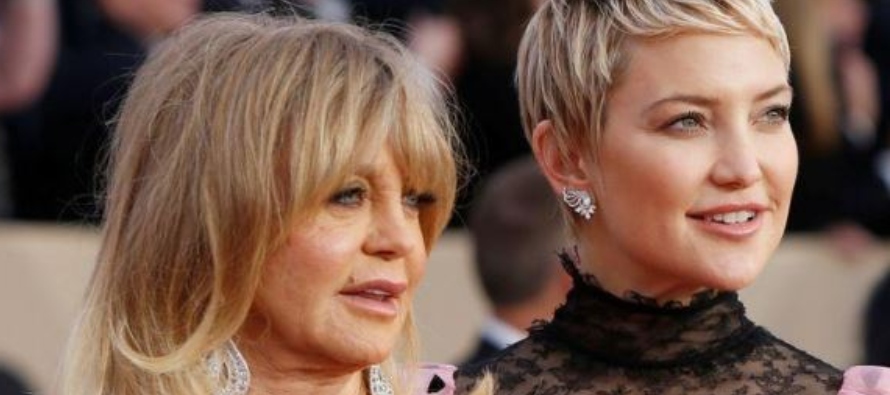 Foto de archivo de las actrices Goldie Hawn (I) y Kate Hudson llegando a la gala de los 24th Screen...