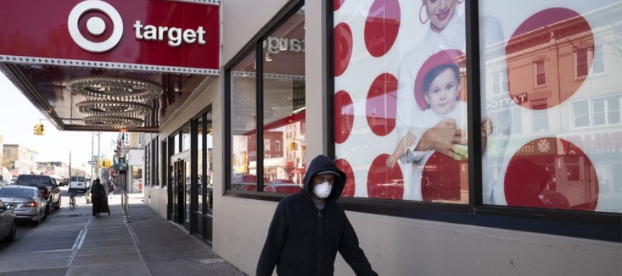 Un cliente sale de una tienda Target en los días de contingencia debido al coronavirus, el...